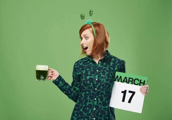 Screaming Woman Full Mug Beer Calendar — Stock Photo, Image