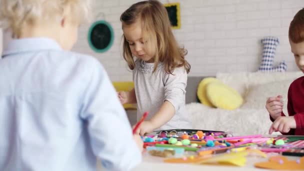 Crianças Focadas Divertindo Aula Arte — Vídeo de Stock