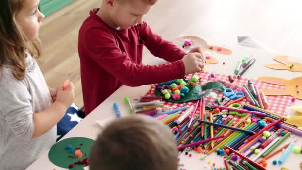 Tafel Vol Met Handgemaakte Pasen Versieringen — Stockvideo