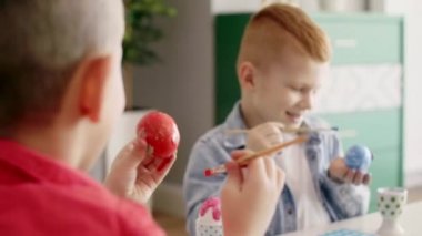 Mutlu çocuklar Paskalya yumurta boyama 