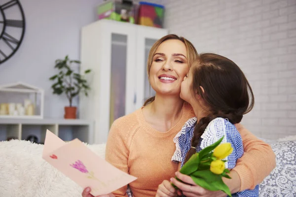 Çocuk Annesini Yanağından Öperken Resmini — Stok fotoğraf