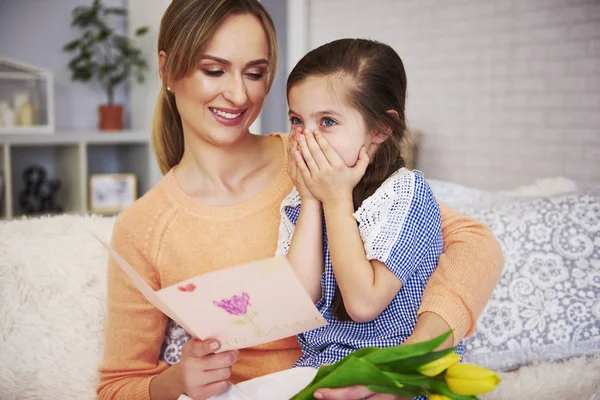 Jovem Mãe Lendo Cartão Saudação Dia Das Mães — Fotografia de Stock