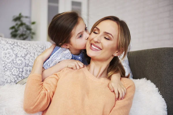 Rozkošný Dívka Líbání Její Maminka Tvář — Stock fotografie