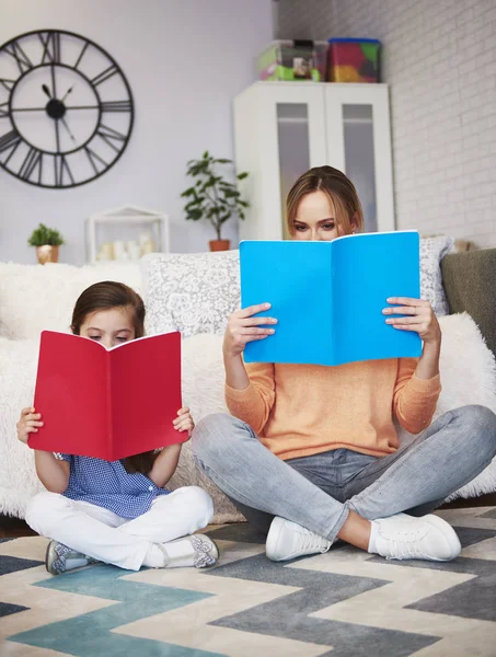 妈妈和孩子在客厅看书 — 图库照片