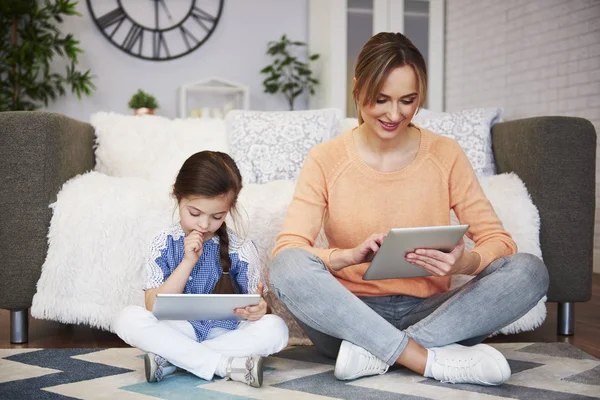 Mädchen Und Ihre Mutter Mit Einem Tablet Wohnzimmer — Stockfoto
