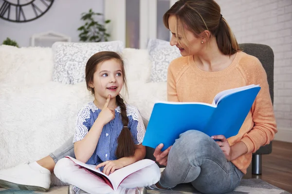 Jonge Moeder Haar Dochter Helpen Met Huiswerk — Stockfoto