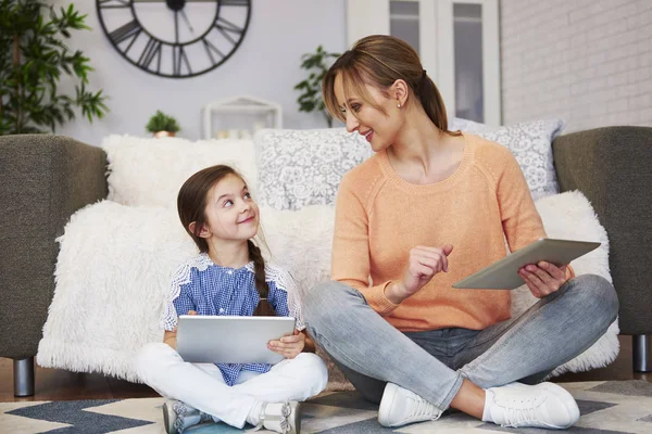 Junge Mutter Und Ihre Tochter Mit Einem Tablet Wohnzimmer — Stockfoto
