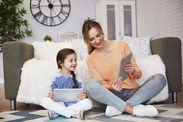 Mutter Und Kind Schauen Auf Digitales Tablet — Stockfoto