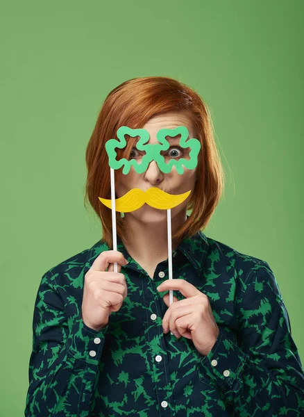 Retrato Mujer Juguetona Con Bigote Gafas Forma Trébol — Foto de Stock