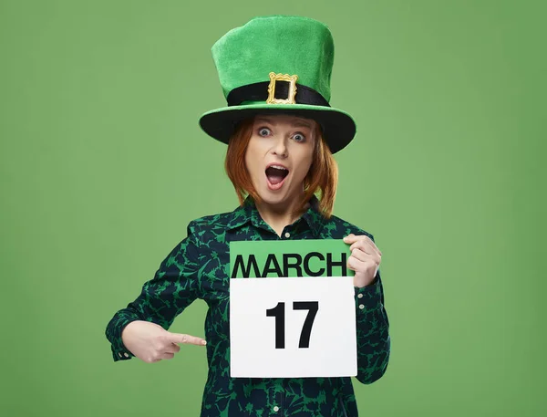 Menjerit Wanita Dengan Topi Leprecchaun Yang Menunjuk Pada Kalender — Stok Foto