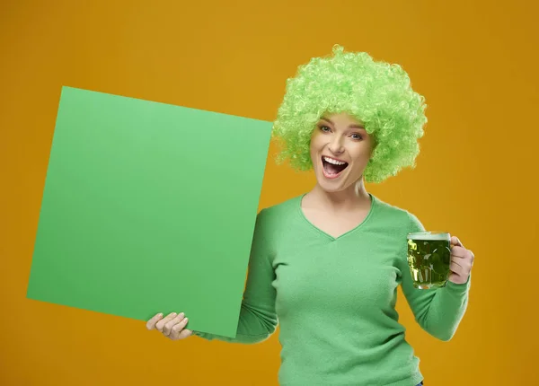 Retrato Mujer Excitada Con Taza Cerveza Pancarta Blanco — Foto de Stock