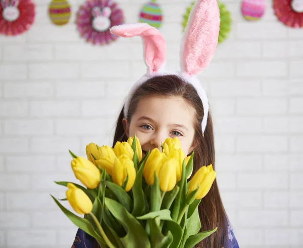 Lächelnde Frau Hasenkostüm Mit Einem Strauß Tulpen — Stockfoto