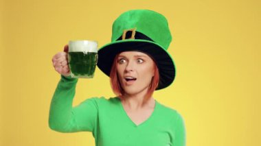 Kadın cüce'nın şapka ve bira Saint Patrick's Day kutluyor