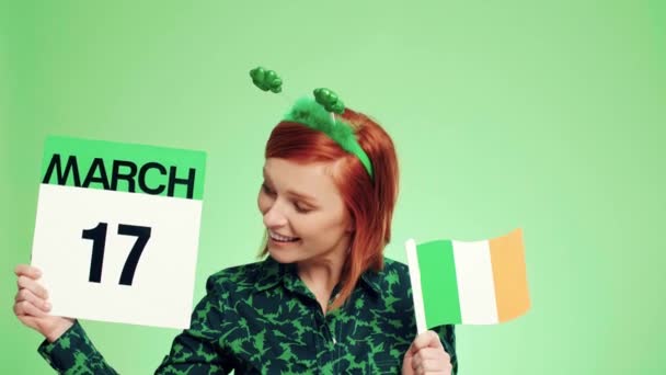 Mujer Con Bandera Irlandesa Celebrando Día San Patricio — Vídeo de stock