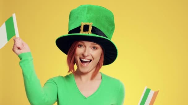 Игривая Женщина Шапке Лепрекона Танцующие Ирландские Флаги — стоковое видео