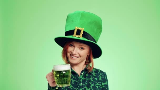 Γυναίκα Καπέλο Του Leprechaun Πίνοντας Μπύρα — Αρχείο Βίντεο