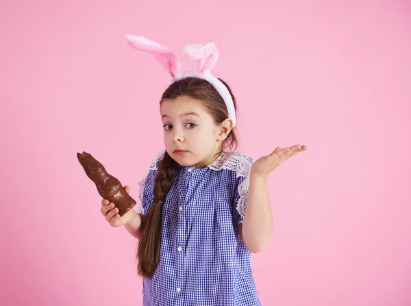 Fille Confus Manger Lapin Chocolat Studio Tourné — Photo