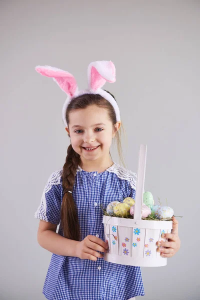 Lachende Meisje Houdt Van Een Mand Met Paaseieren — Stockfoto