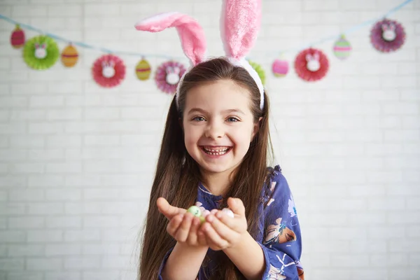 Skutt Smilende Jente Kaninkostyme – stockfoto