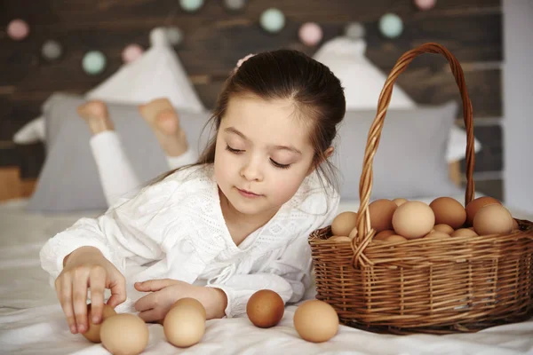 Chica Divirtiéndose Con Huevos Cama —  Fotos de Stock