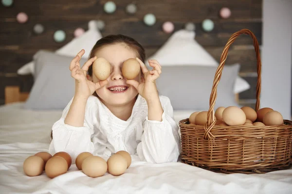 Meisje Houdt Van Eieren Voor Haar Ogen — Stockfoto