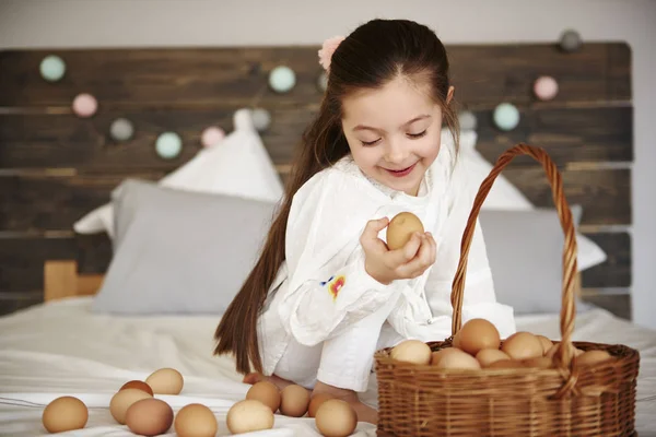 Wesoła Dziewczyna Oglądając Jaja Łóżku — Zdjęcie stockowe