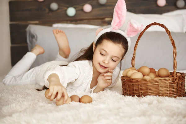 Glückliches Kind Spielt Mit Eiern Schlafzimmer — Stockfoto