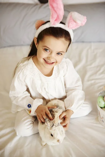 Chica Sonriente Está Acariciando Conejo Esponjoso —  Fotos de Stock