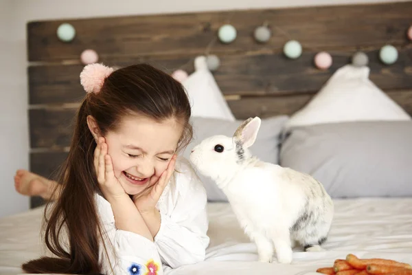 Schuss Von Kaninchen Küsst Glückliches Mädchen — Stockfoto