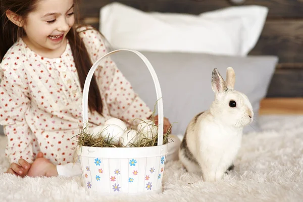 Mädchen Hat Spaß Mit Kaninchen Schlafzimmer — Stockfoto