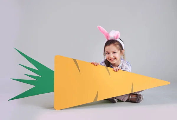 Chica Sonriente Sosteniendo Una Zanahoria Grande Con Espacio Para Copiar —  Fotos de Stock