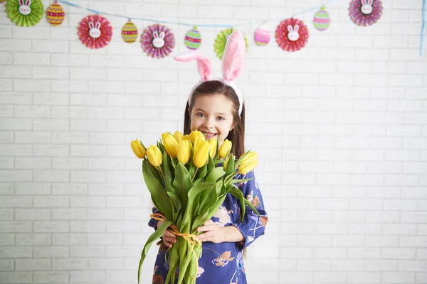 Glückliches Mädchen Mit Einem Strauß Gelber Tulpen — Stockfoto