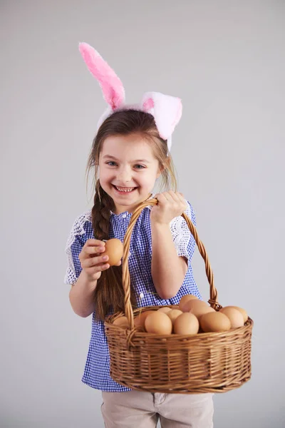 Smilende Kvinne Kaninkostyme Som Holder Kurv Med Egg – stockfoto