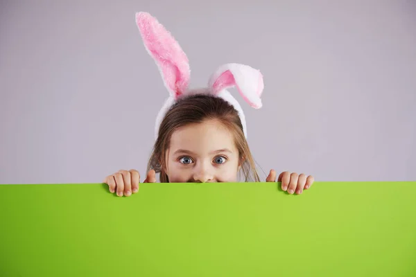 拿着绿色横幅的兔子服装的女孩 — 图库照片