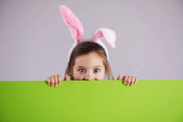 Mädchen Hasenkostüm Mit Grünem Banner — Stockfoto