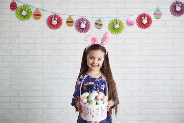 Retrato Niño Sonriente Sosteniendo Una Cesta Huevos Pascua —  Fotos de Stock