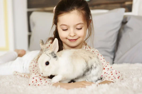 Menina Afetuosa Brincando Com Coelho — Fotografia de Stock