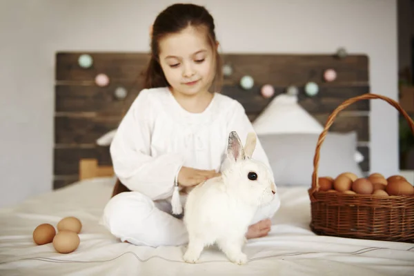 Niño Cariñoso Acariciando Conejo — Foto de Stock