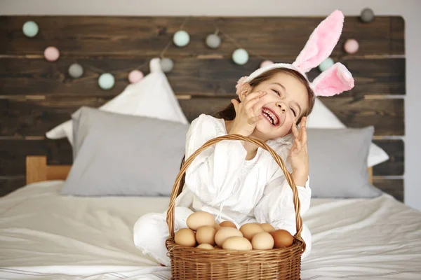 带着一篮子鸡蛋的快乐女孩 — 图库照片