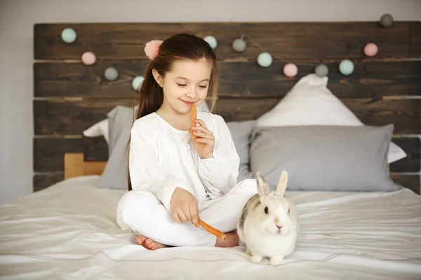 Chica Conejo Comiendo Zanahorias Dormitorio —  Fotos de Stock