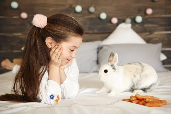 Chica Alegre Mirando Conejo —  Fotos de Stock