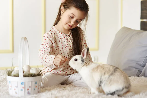 Kleines Mädchen Spielt Mit Kaninchen Auf Dem Bett — Stockfoto