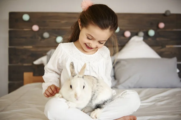 Chica Feliz Conejo Dormitorio —  Fotos de Stock