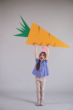 Güçlü çocuk Paskalya afiş kopya alanı ile tutarak 