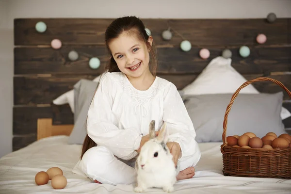 Portret Van Een Meisje Met Konijn Pasen Mandje Met Eitjes — Stockfoto