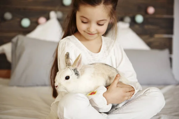 Primer Plano Chica Abrazando Conejo Esponjoso — Foto de Stock