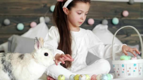 Menina Brincando Com Coelho Ovos Páscoa Cama — Vídeo de Stock