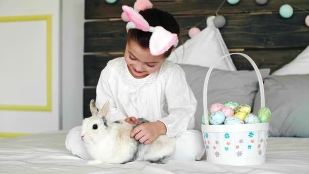 Bambino Suo Coniglio Celebrano Pasqua Letto — Video Stock