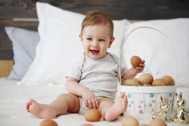 Sevimli bebek kız ile yumurta Paskalya sepeti 