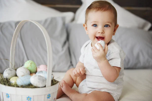 Retrato Del Bebé Comiendo Huevo Pascua Cama —  Fotos de Stock